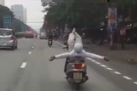 Người đàn ông 'làm xiếc' với xe máy trên phố