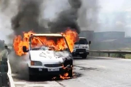 Xe tải đang chạy bỗng dưng bốc cháy, tài xế nhanh chân thoát nạn