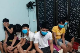 Hát chui ở quán karaoke, 6 thanh niên trốn vào phòng ngủ khi bị kiểm tra