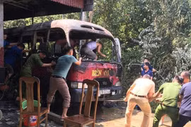 Bất cẩn trong lúc thắp hương ngày rằm, chiếc xe 29 chỗ bị lửa thiêu rụi