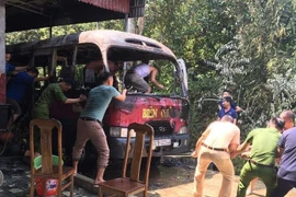 Bất cẩn trong lúc thắp hương ngày rằm, chiếc xe 29 chỗ bị lửa thiêu rụi
