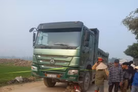 Va chạm với xe tải trên đường chở con đến trường, 3 người tử vong