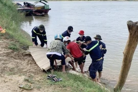 Tìm thấy thi thể người phụ nữ để xe máy trên cầu rồi gieo mình xuống sông Lam