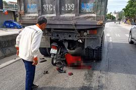 Đâm vào đuôi xe tải, nam thanh niên gặp tai nạn thương tâm