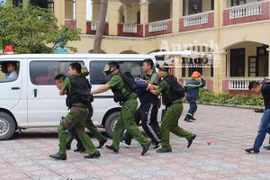 Xem cảnh sát tập đu dây tấn công đối tượng khủng bố