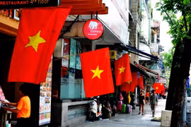 Hà Nội rực rỡ, bình yên trong ngày 30-4 lịch sử