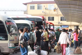 Bến xe, ga tàu chật cứng người trong ngày nghỉ lễ đầu tiên