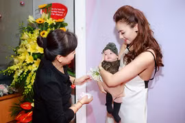 Hồng Quế lần đầu đưa con gái đi event