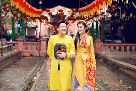 Uyên Trang rủ Quang Hà lên chùa xin lộc đầu năm mới