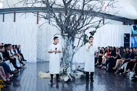 Doanh nhân Sơn Đoàn "lấn sân" trong show của bạn đời - NTK Adrian Anh Tuấn