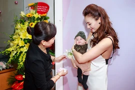 Hồng Quế lần đầu đưa con gái đi event