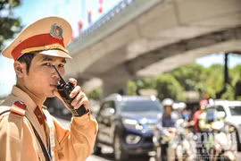 Những người "đội" nắng lửa giữa trưa hè