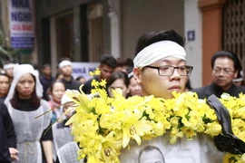 Hình ảnh người thân và bạn bè đưa Trần Lập ghé qua nhà trước khi chôn cất