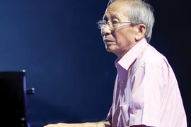 Nhac sĩ Nguyễn Ánh 9 nhập viện cấp cứu, phải thở máy