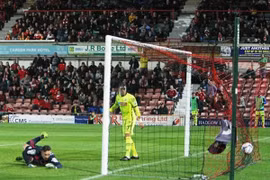 Thay cho chai nước, CĐV quá khích ném... đồ chơi tình dục xuống sân