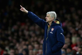 Hưng phấn sau khi… lên đỉnh, Arsenal chuẩn bị thưởng lớn cho Wenger