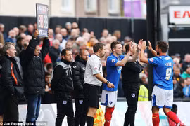 Chuyện thật như đùa khi CĐV bất ngờ thay thế trọng tài