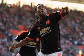 Huyền thoại Zidane so sánh Martial với Ronaldo