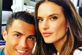 Ronaldo tình tứ với siêu mẫu người Brazil