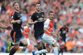 Schweinsteiger bị cầu thủ của Arsenal đối xử "như một con vật"