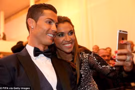 Ronaldo là chuyên gia chụp ảnh "tự sướng"