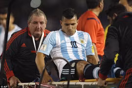 Man City lo sốt vó khi chứng kiến Aguero rời sân trên cáng