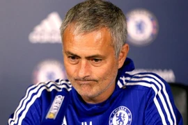 Mourinho lại lôi Wenger vào tranh cãi