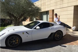 Ronaldo khoe "xế khủng" mới tậu