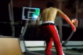 Justin Bieber cởi trần trượt patin khiến người hâm mộ kích động