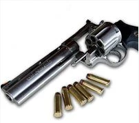 Kiểm tra xe ô tô, lòi ra súng Colt quay 