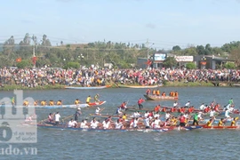 Đua thuyền đầu xuân mới ở Tây Nguyên