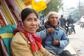 Cổ tích tình yêu: Bỏ nhà tiền tỷ cụ ông ra vỉa hè sống với người yêu 