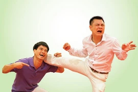 Nam Tào - Tự Long bán nude trong Táo quân 2012