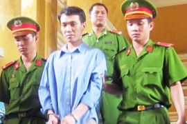 Nghi vợ ngoại tình, đè vợ vào vũng xăng thiêu sống