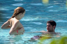 Whitney Port gặp “sự cố” khi tắm cùng trai lạ