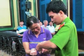 Nữ công nhân xách 2,4 kg ma tuý về nước