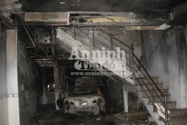 Xe Honda Civic đang đậu trong nhà bỗng nhiên cháy rụi