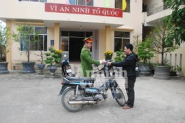 Hết đường, tên trộm bỏ xe máy thoát thân