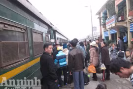 Sân ga đông nghịt người những chuyến tàu sau Tết