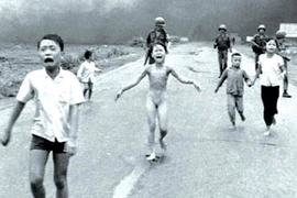 “Em bé napalm” đối mặt đau thương để tha thứ