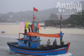 Ngư dân làng chài mở hội ra quân đầu năm