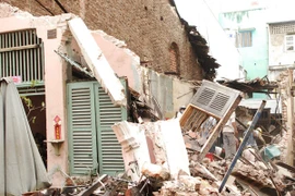 Sập nhà tại trung tâm TP.HCM, nhiều người thoát chết