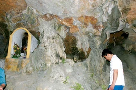 Bí hiểm bộ xương hóa đá bị thạch nhũ bao trùm 