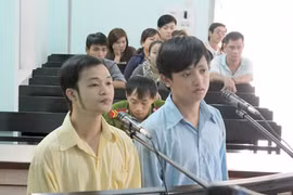 Con cười, vợ khóc trong phiên tòa đắng ngắt