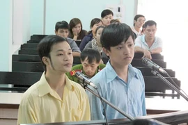 Con cười, vợ khóc trong phiên tòa đắng ngắt
