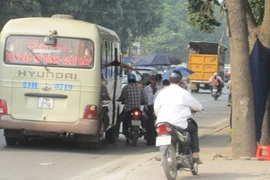 Xe khách "rùa bò” trên phố để "bắt" khách