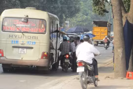 Xe khách "rùa bò” trên phố để "bắt" khách