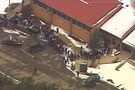 Liên tiếp hai vụ xả súng kinh hoàn tại trường học và quán bar