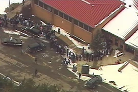 Liên tiếp hai vụ xả súng kinh hoàn tại trường học và quán bar