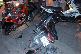 Môtô "khủng" Suzuki GSX 1300R gây náo loạn hồ Hoàn Kiếm 